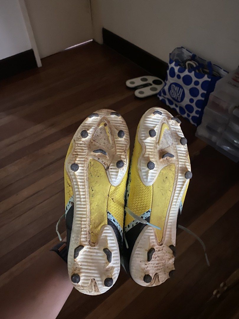Nike Phantom GT2 Elite FG Soccer Cleats (Category: Racket and Ball Sports) located in Baguio. Submitted by marcojhend39343 (Listing ID 1461931027, Image 3). Description: - Nike Phantom GT2 Elite FG soccer cleats - Striking light blue and yellow colorway - Previously used on the field - Minor dirt and wear visible on soles and uppers - Plenty of life left for future games - Perfect for your next match - Size 8.5US.