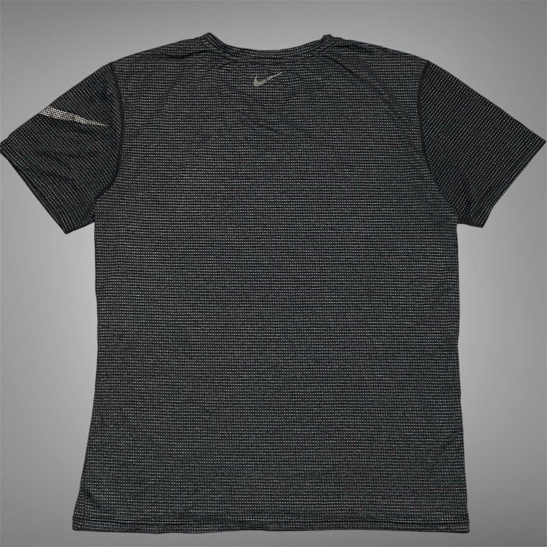 Nike Pro Combat (Category: Activewear) located in Mabalacat. Submitted by stellargarments (Listing ID 1461808462, Image 2). Description: L - 27 W - 21 Condition : 9/10 Drifit Fabric Buong buo lahat ng logos Smooth on skin fabric Medjo lukot lang kasi fresh from bale Need wash fresh from bale.