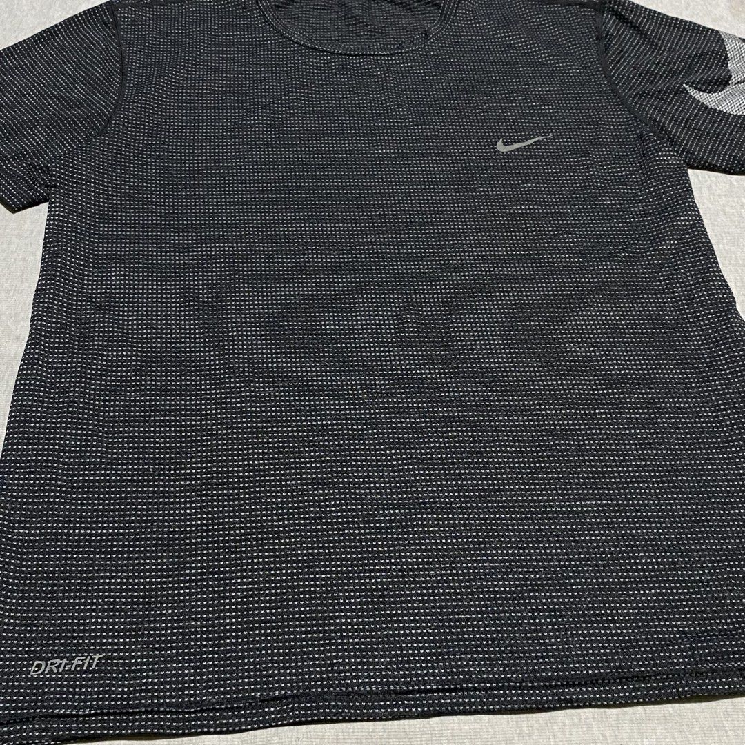 Nike Pro Combat (Category: Activewear) located in Mabalacat. Submitted by stellargarments (Listing ID 1461808462, Image 3). Description: L - 27 W - 21 Condition : 9/10 Drifit Fabric Buong buo lahat ng logos Smooth on skin fabric Medjo lukot lang kasi fresh from bale Need wash fresh from bale.