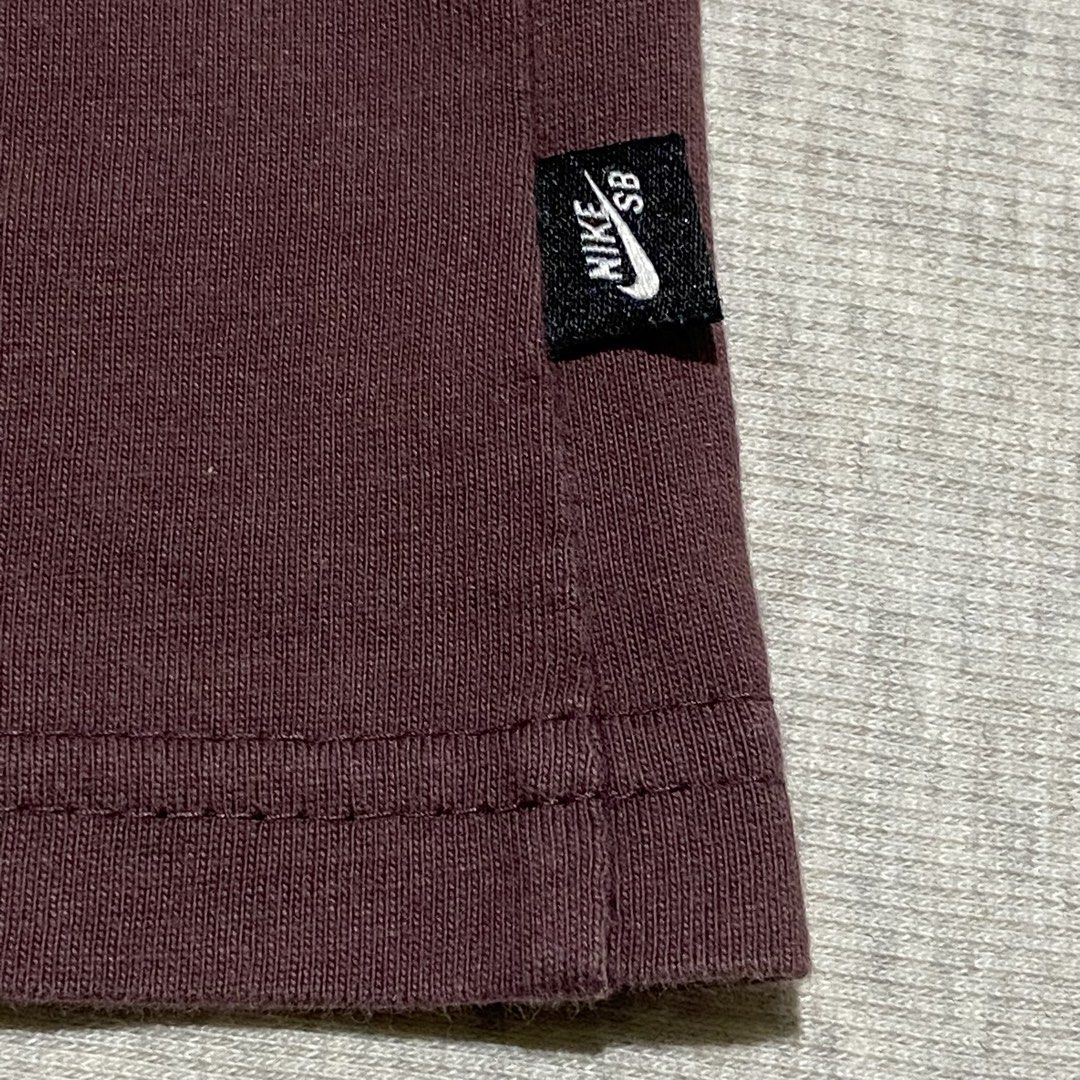 Nike SB (Category: Tshirts & Polo Shirts ) located in Mabalacat. Submitted by stellargarments (Listing ID 1461808084, Image 2). Description: L - 25 W - 20 Condition : 9/10 Super smooth ng tela Ganda quality fabric Buong buo logo With Nike Sb Patch ✅ tags Smooth fabric Need wash fresh from bale.