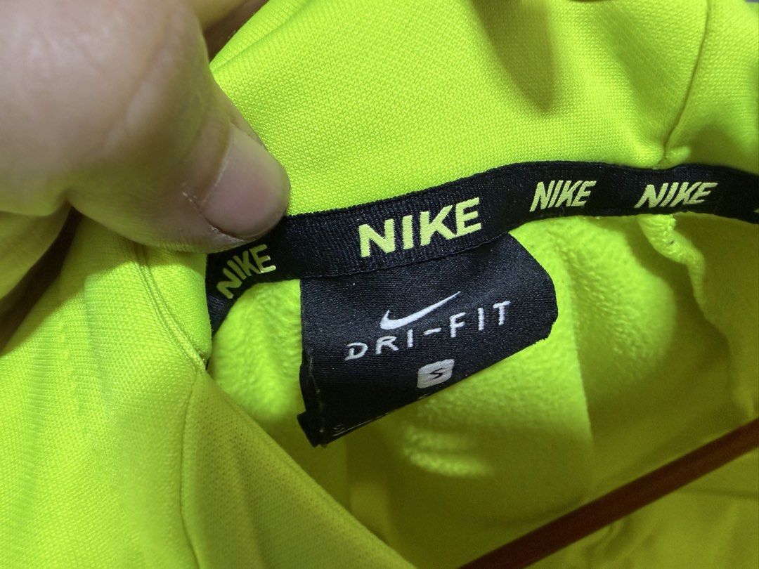 Nike swoosh drifit sweatshirt (Category: Activewear) located in Manila. Submitted by bunsmayo31 (Listing ID 1461992123, Image 3). Description: - Brand: Nike - Model: Swoosh Dri-FIT Sweatshirt - Color: Neon Yellow - Size: S - Features: Bold "SWOOSH" graphic, Dri-FIT technology for moisture-wicking - Style: Activewear, casual comfort.