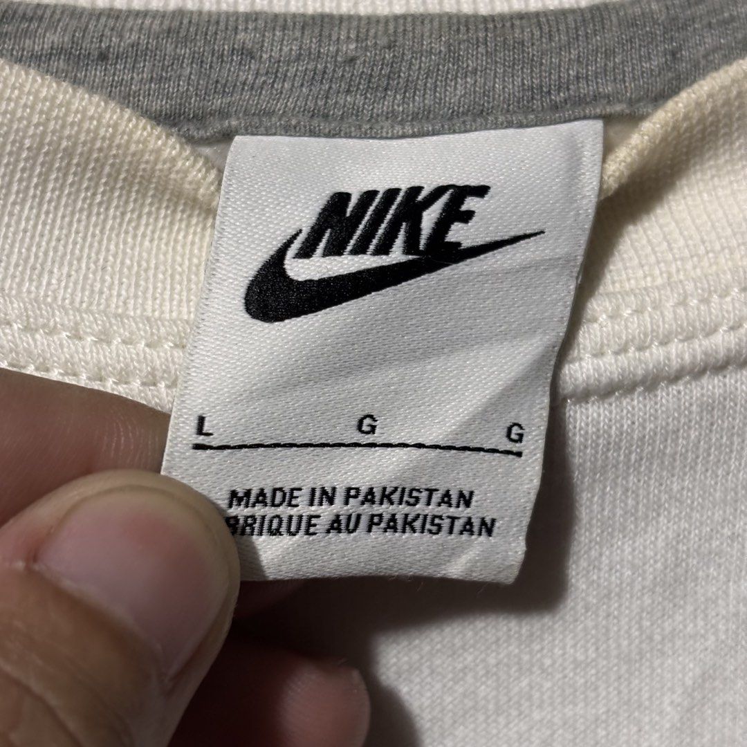 Nike White Longsleeve Shirt (Category: Tshirts & Polo Shirts ) located in Caloocan City. Submitted by bonsatocha43876 (Listing ID 1461984853, Image 2). Description: - White Nike longsleeve shirt - Size: L - Made in Pakistan - Condition: Good, complete tags - Measurements: Width 21 inches, Length 26 inches.