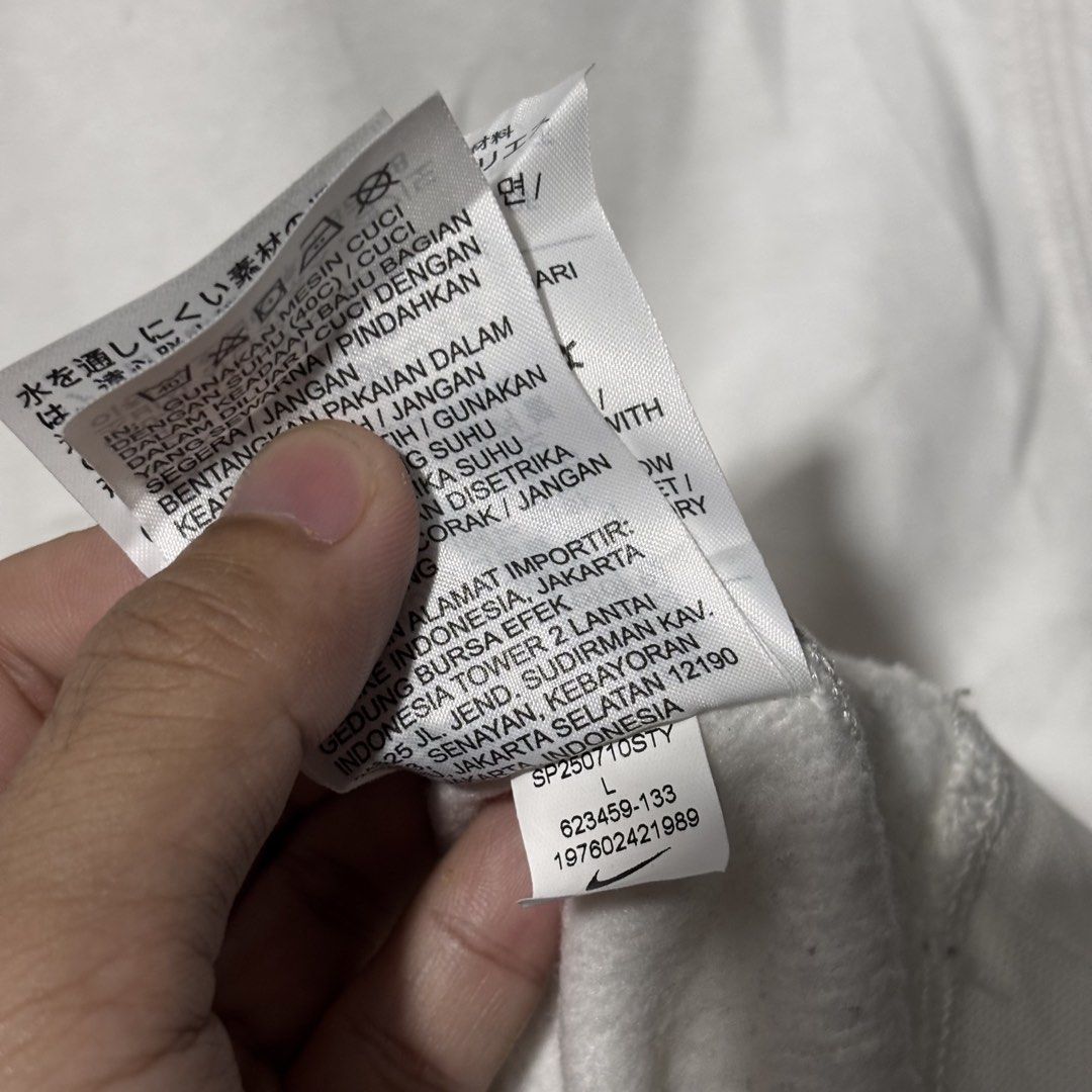 Nike White Longsleeve Shirt (Category: Tshirts & Polo Shirts ) located in Caloocan City. Submitted by bonsatocha43876 (Listing ID 1461984853, Image 3). Description: - White Nike longsleeve shirt - Size: L - Made in Pakistan - Condition: Good, complete tags - Measurements: Width 21 inches, Length 26 inches.