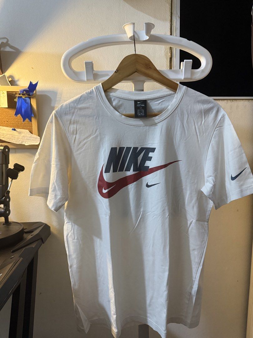 Nike White Shirt (Category: Activewear) located in Quezon City. Submitted by yaniiiiuy (Listing ID 1461922001, Image 1). Description: super nice cloth dri-fit like xs-semi large frame no issue like new condition 10/10 condition nego.