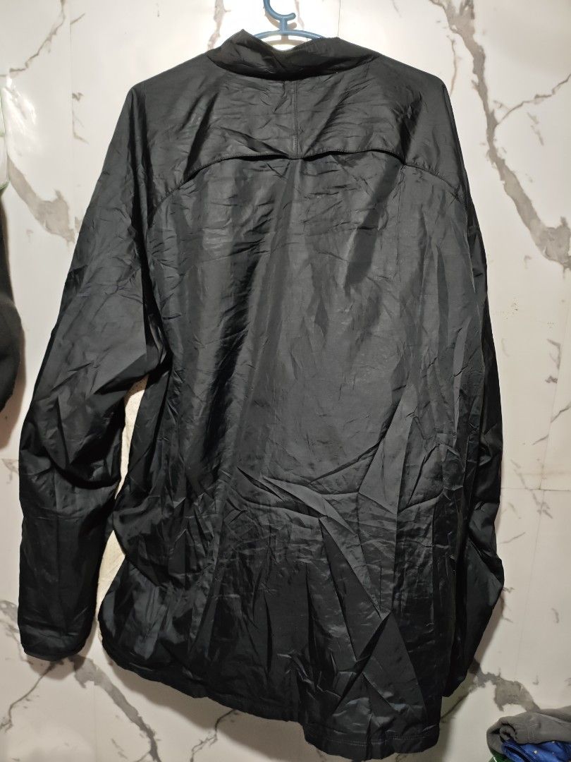 NIKE WIND BREAKER (Category: Activewear) located in Las Pinas. Submitted by yokiesse (Listing ID 1462009060, Image 2). Description: .