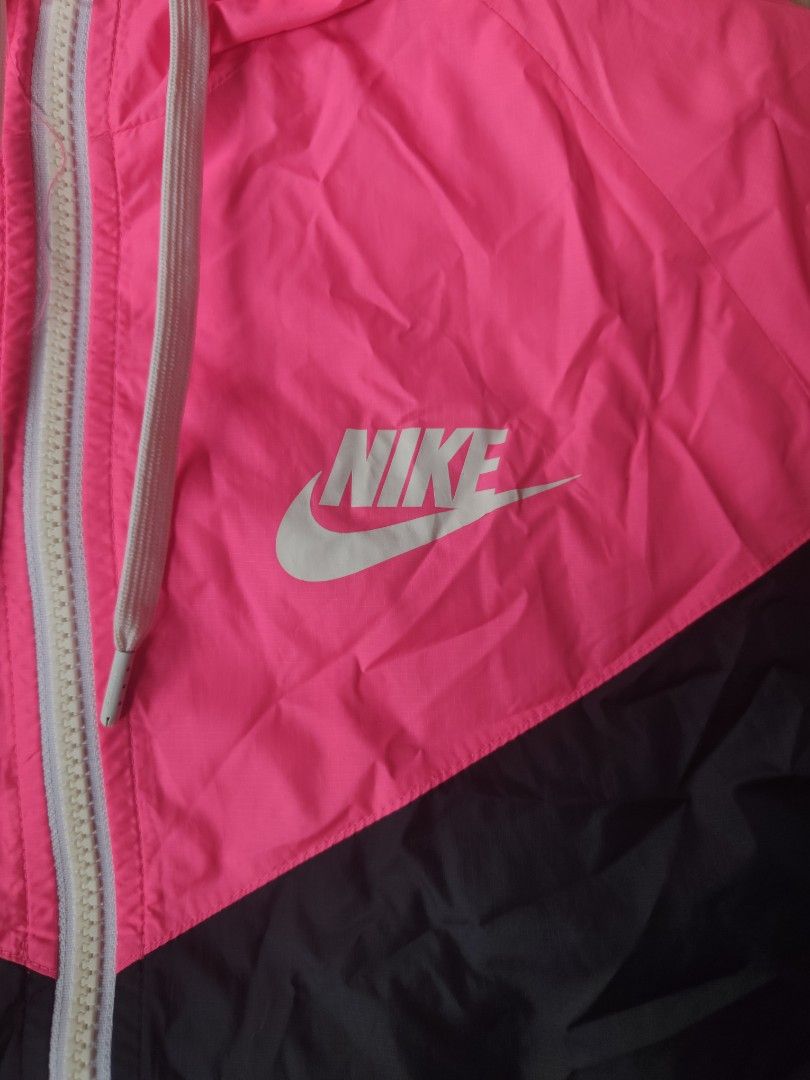 Nike Windbreaker (Category: Coats, Jackets and Outerwear) located in Manila. Submitted by iceman_17 (Listing ID 1461863162, Image 2). Description: Nike Windbreaker Two Tone For Women Size L on tag.