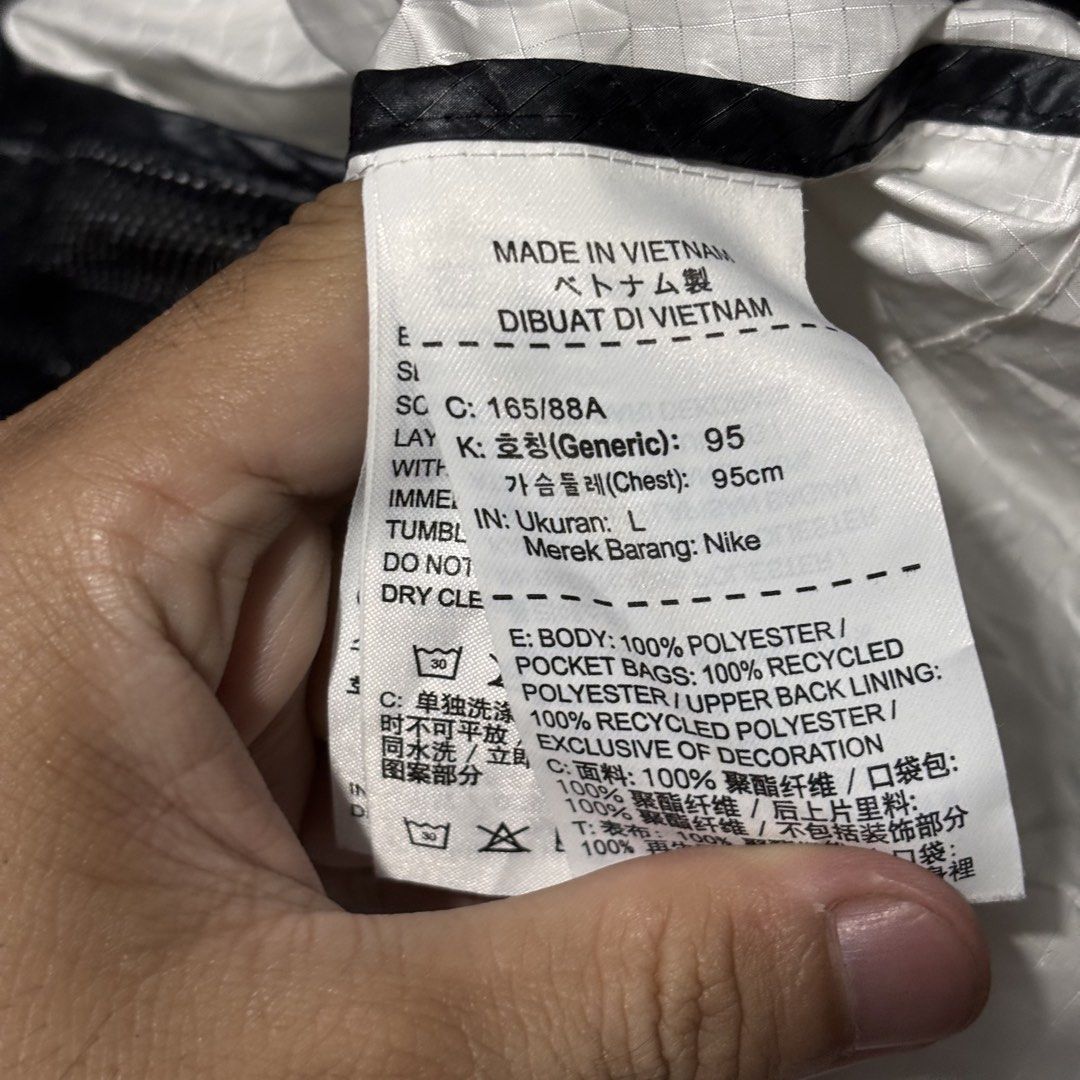 Nike Windbreaker Jacket - Very Good Condition (Category: Coats, Jackets and Outerwear) located in Caloocan City. Submitted by bonsatocha43876 (Listing ID 1461980206, Image 3). Description: - Nike Windbreaker Jacket - Color: Black and White - Size: Large (L) - Origin: Made in Vietnam - Condition: Brand new with complete tags - Measurements: Width 23 inches, Length 25 inches.