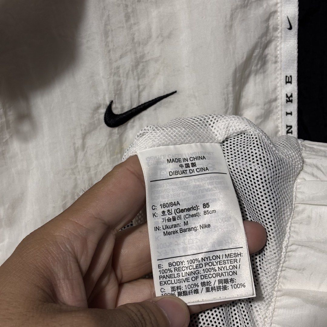 Nike Windbreaker Jacket Black White Size M (Category: Coats, Jackets and Outerwear) located in Caloocan City. Submitted by bonsatocha43876 (Listing ID 1461984533, Image 3). Description: - Nike Windbreaker Jacket - Color: Black & White - Size: Medium (M) - Material: 100% Nylon/Mesh body, Recycled polyester panels - Condition: Very Good (complete tags) - Measurements: Width 24", Length 23" - Price: ₱750.