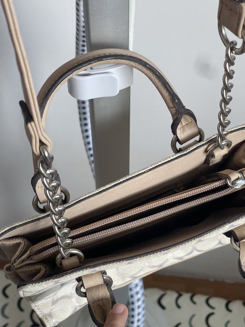 Nine west pink sling bag (Category: Luxury Bags & Wallets) located in Calamba. Submitted by nicaray (Listing ID 1461834706, Image 3). Description: Well loved nine west sling bag. From USA. .