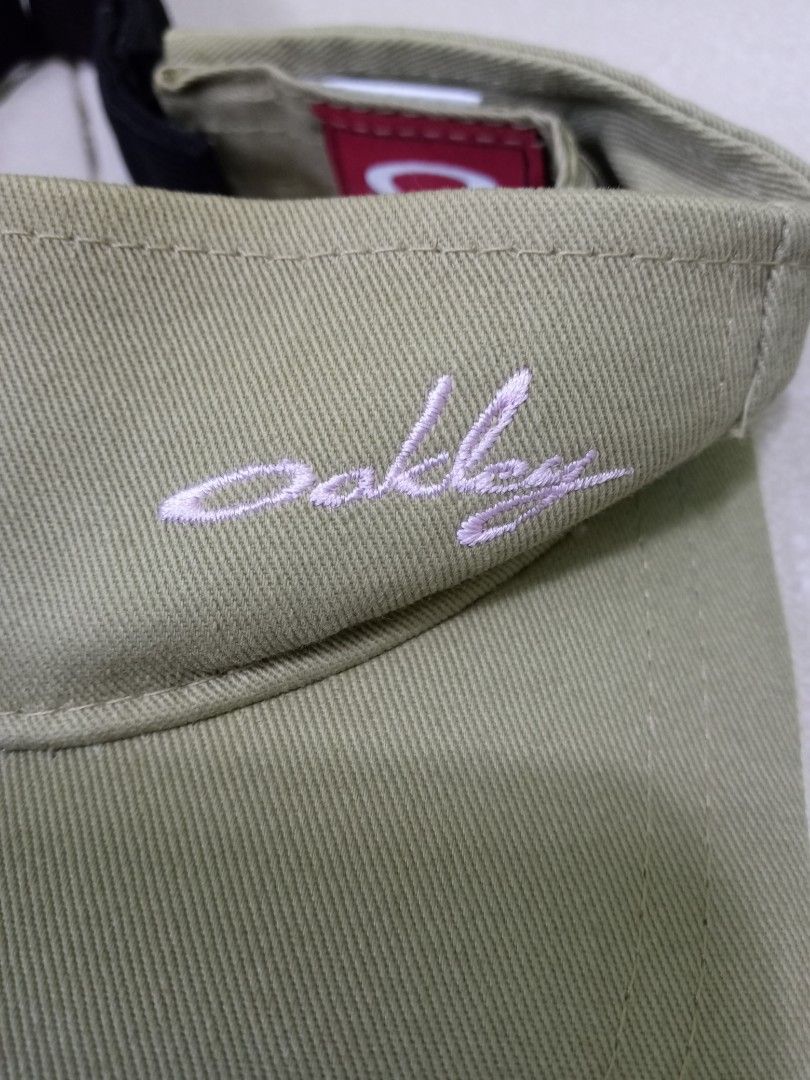 Oakley Visor Cap Khaki Adjustable Strap (Category: Caps & Hats) located in Manila. Submitted by onewikstraight (Listing ID 1461837614, Image 2). Description: - Oakley visor cap in khaki - Features embroidered Oakley logo on the front - Adjustable strap at the back for a custom fit - Ideal for sunny outdoor activities - Made in China 1000+sf.