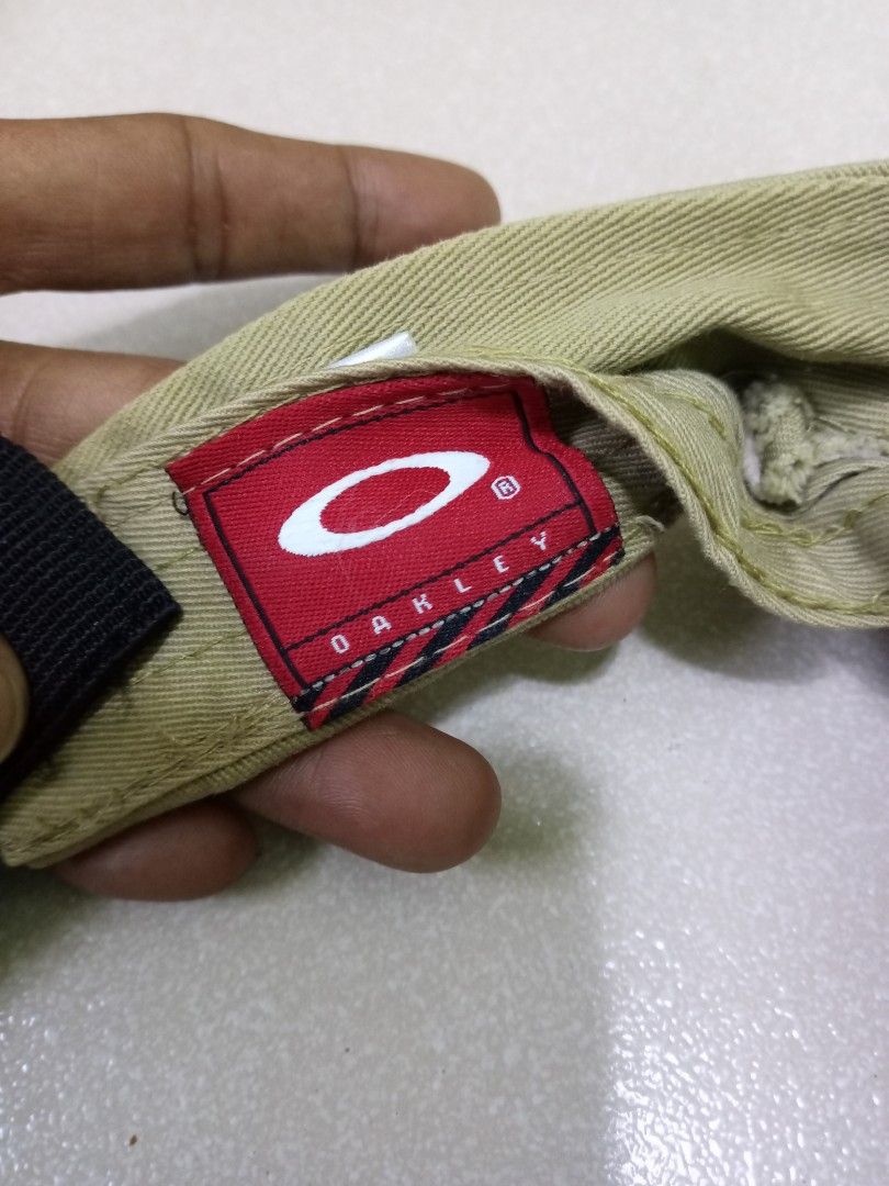 Oakley Visor Cap Khaki Adjustable Strap (Category: Caps & Hats) located in Manila. Submitted by onewikstraight (Listing ID 1461837614, Image 3). Description: - Oakley visor cap in khaki - Features embroidered Oakley logo on the front - Adjustable strap at the back for a custom fit - Ideal for sunny outdoor activities - Made in China 1000+sf.