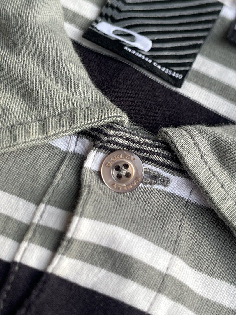 Oakley Y2K Polo Chest Pocket (Category: Tshirts & Polo Shirts ) located in Santa Barbara. Submitted by keldude (Listing ID 1462006164, Image 3). Description: Dimes: 17x25 | S-M Excellent Condition 10/10 Color Rate Issue: None .