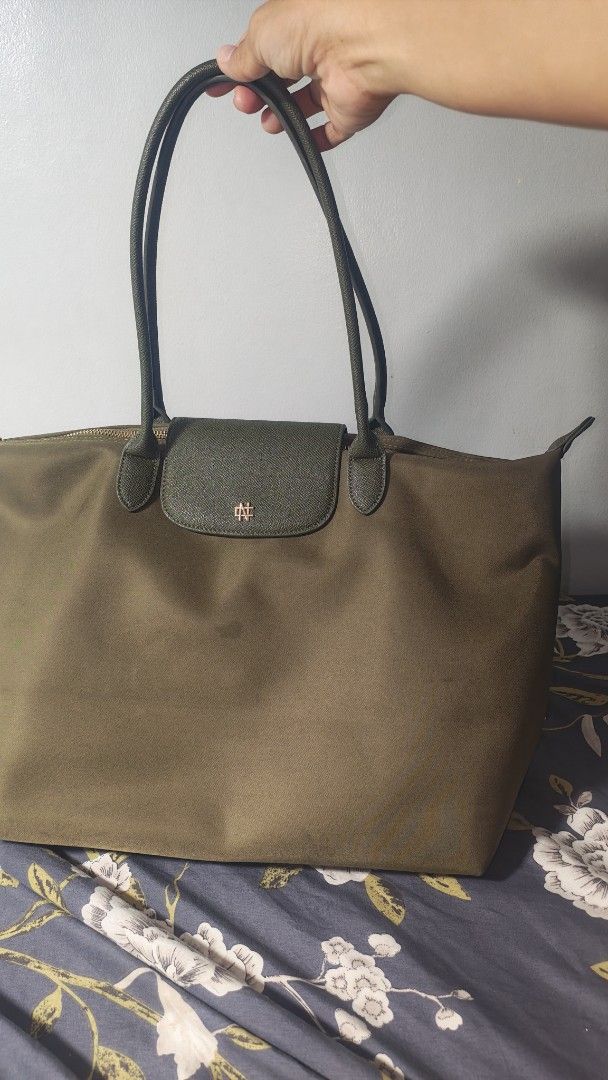 Olive Green Nylon Tote Bag Nylon (Category: Tote Bags) located in Manila. Submitted by chubbychic553 (Listing ID 1462029273, Image 3). Description: PRELOVED CHRISTY NG olive green tote bag LARGE SIZE nylon material with faux leather trim and handles Secure top zipper closure Convenient front flap pocket with subtle logo PHP 1200 mode of payment gcash BDO paymaya location Tayuman Manila shipping via LBC, J&T or lalamove no cod no cop can do video 