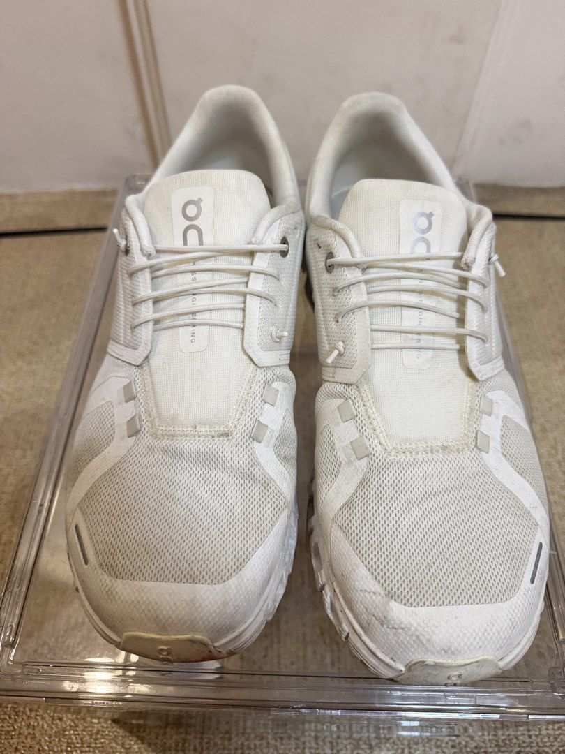 On Cloud 6 (Category: Sneakers) located in Pateros City. Submitted by lusyooo (Listing ID 1461978635, Image 2). Description: - White On Cloud running shoes - Breathable mesh upper - Convenient speed lacing system - Versatile for running or everyday wear - Just needs cleaning.