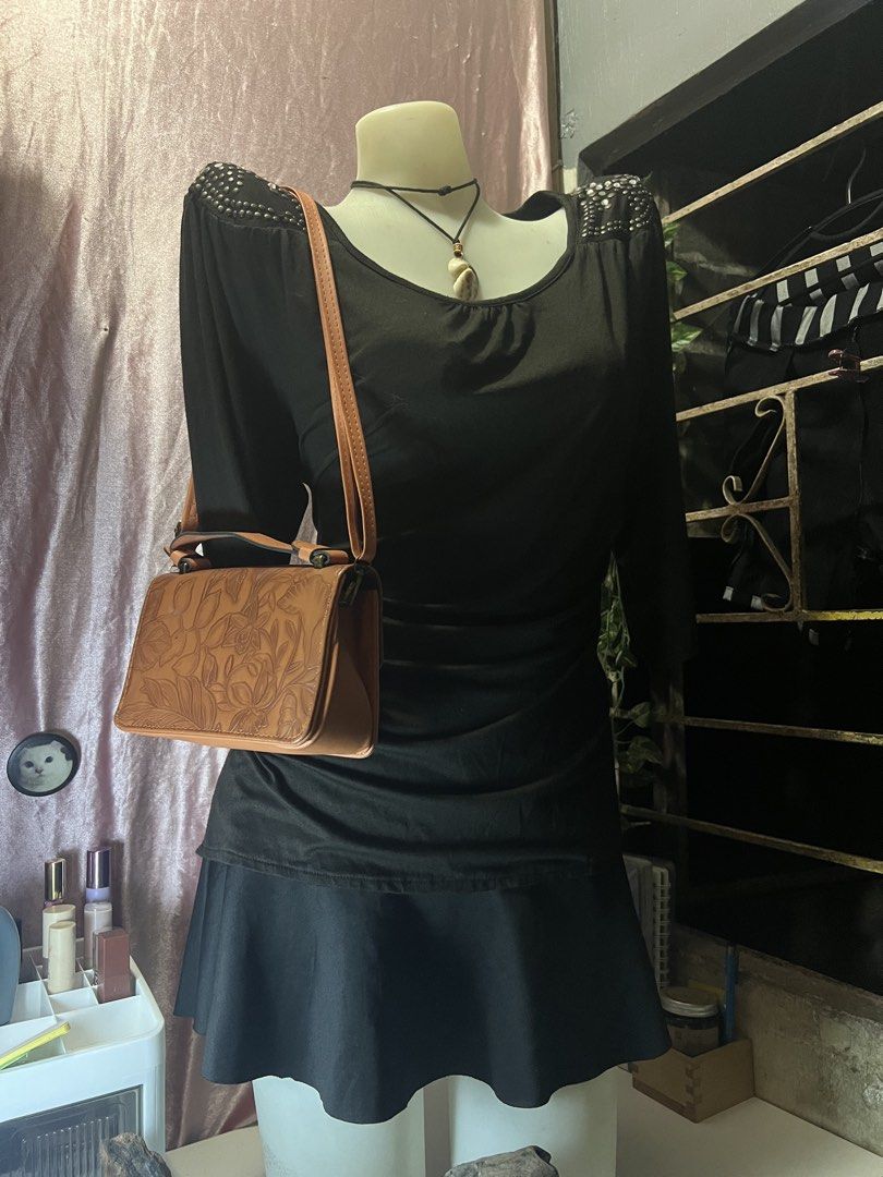 Orange Embossed Slingbag with Gold Clasp (Category: Shoulder Bags) located in Rizal. Submitted by evermourn777 (Listing ID 1461958289, Image 2). Description: - orange leather bag - embossed floral details - gold clasp closure - adjustable strap.