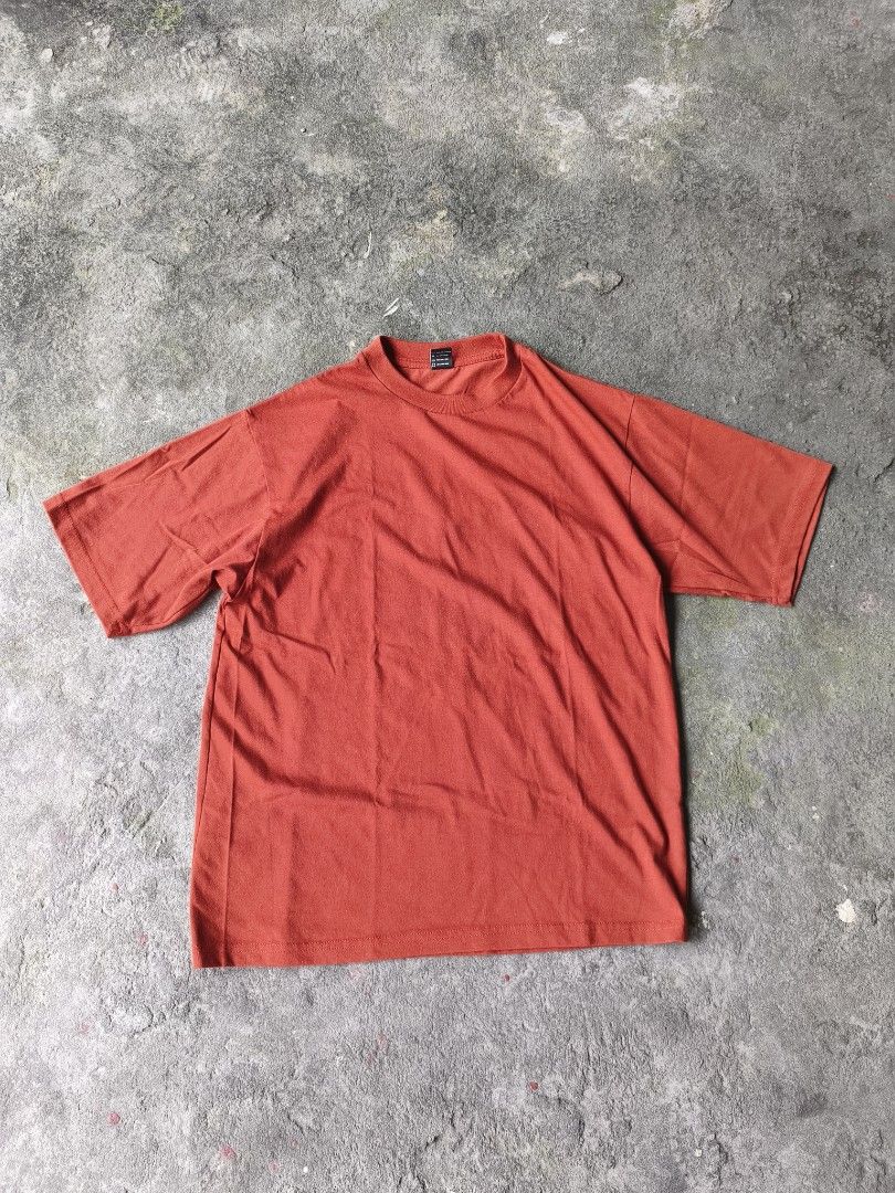 (OFFER) Orange T-shirt Size M (Category: Tshirts & Polo Shirts ) located in Cavite. Submitted by benta.ni.jm (Listing ID 1461808656, Image 1). Description: Size: M Dimensions: 20 x 26 Condition: 10/10 Color Rate: 10/10 Issue: 📩📩📩.
