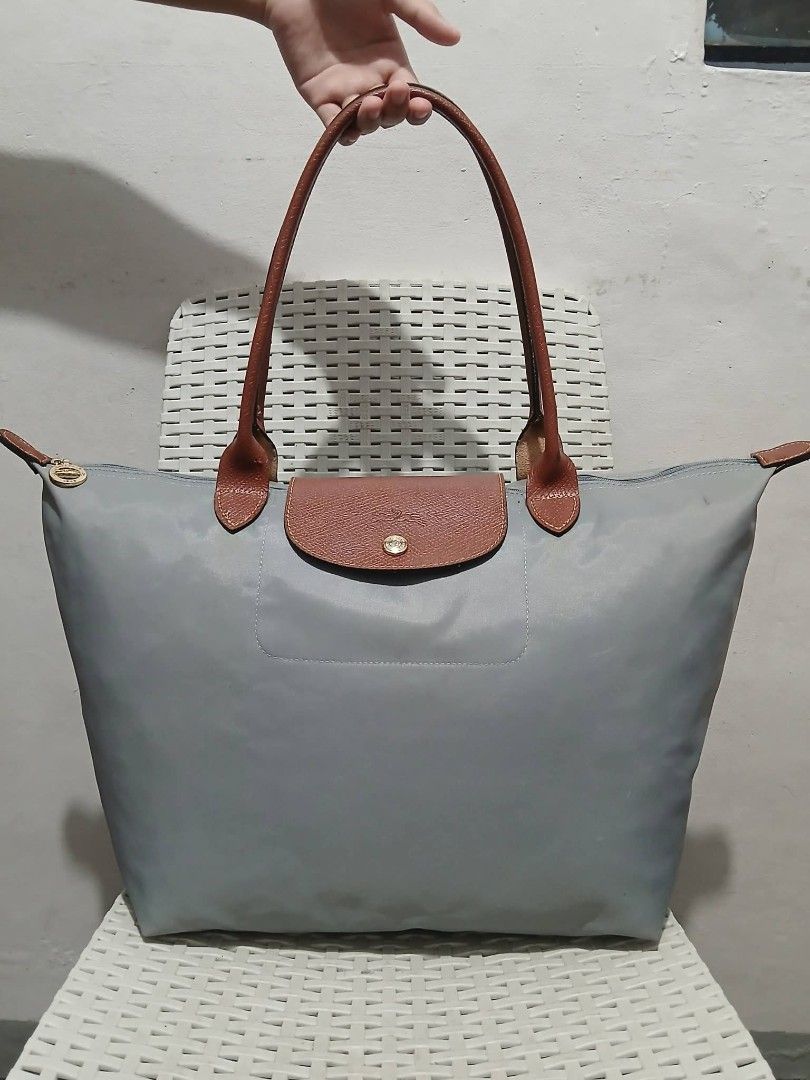 ORIG LONGCHAMP LONG HANDLE CLASSIC GRAY🔥❤️ (Category: Activewear) located in Manila. Submitted by jecelstylebags (Listing ID 1461913023, Image 1). Description: ORIG LONGCHAMP LONG HANDLE CLASSIC GRAY🔥❤️.