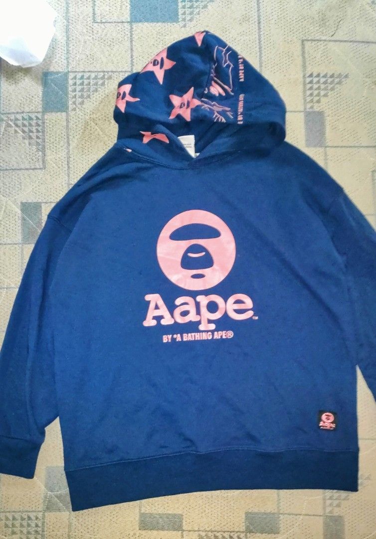 Original Aape sweater hoodie jacket (Category: Coats, Jackets and Outerwear) located in Pandi. Submitted by jeffreysflores17 (Listing ID 1461858423, Image 2). Description: Original Aape Jacket with complete wash tag authentication. Oversized Medium..