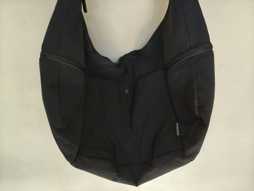 Original Lululemon Slouchy Sling Large 13L (Category: Shoulder Bags) located in Quezon City. Submitted by docshop.orig (Listing ID 1461913434, Image 1). Description: .