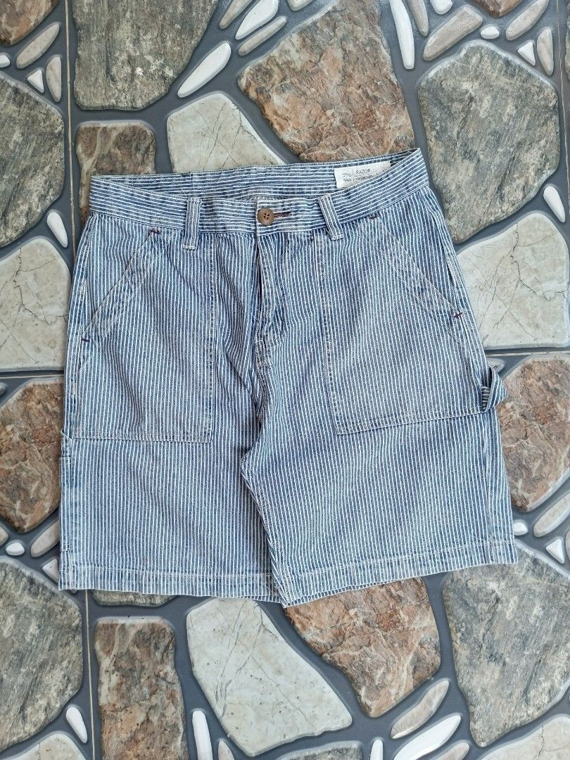 Overall carpenter jorts (Category: Jeans) located in Baggao. Submitted by thriftislife123 (Listing ID 1461937328, Image 3). Description: w:30 l:20 hem:12 issue:none off/legit pm for more details.