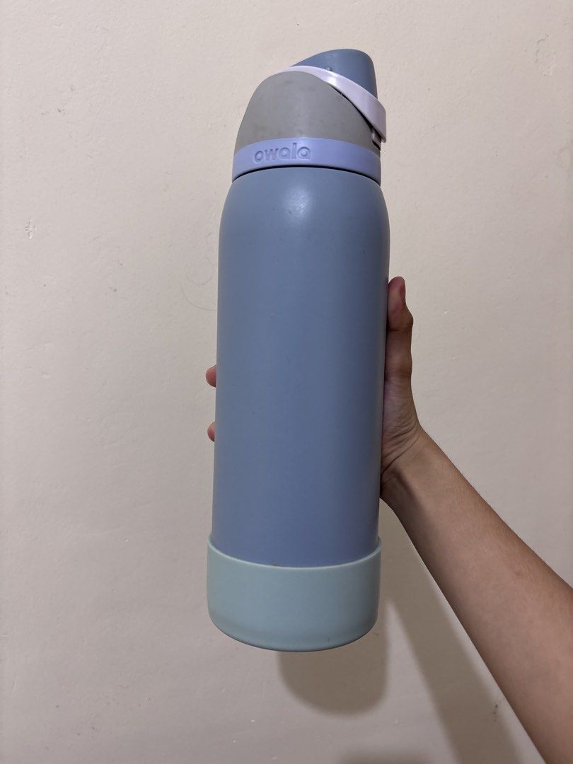 Owala 40oz Light Blue (Category: Looking For) located in Batangas. Submitted by vast_leesells (Listing ID 1461916098, Image 2). Description: RUSH RUSH SALE ‼️ Only used for 3 months. May visible scratches haha hindi kasi kasya sa bag but the button to open still works! Price is still negotiable since used na po ito. PM for inquiries Free na rin po yung bottle cover sa baba. RFS: Hirap dalhin sa school, ang laki 😅 MOP: GCash or Maya Shipping fee 