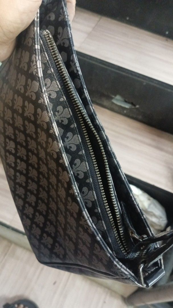 Patrick Cox London Shoulder Bag Fleur de Lis Pattern (Category: Shoulder Bags) located in Alaminos. Submitted by andreid12 (Listing ID 1461892409, Image 2). Description: - Stylish black shoulder bag with an all-over grey fleur de lis pattern. - Secure zipper closure for your belongings. - Interior features a "PATRICK COX LONDON" tag. - Adjustable strap with buckle for a comfortable fit. - Ideal size for carrying everyday essentials. - Clean and w