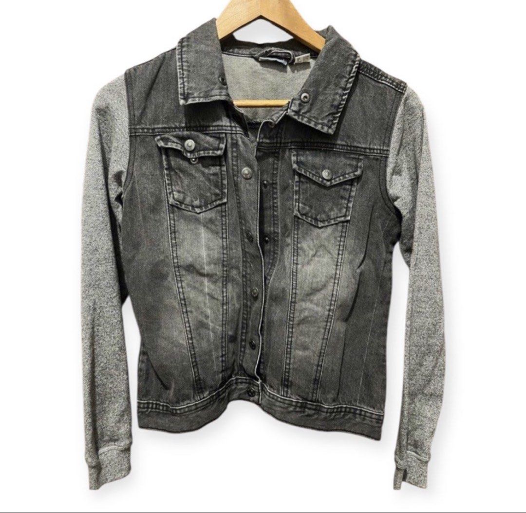 Peppertz Black Gray Denim Jacket 13-14yo (Category: Babies & Kids Fashion) located in Rizal. Submitted by cassappl (Listing ID 1461800346, Image 1). Description: - Grey denim jacket - Contrasting grey sleeves - Button-up front - Two chest pockets - Long sleeves with button cuffs - Ideal for layering.