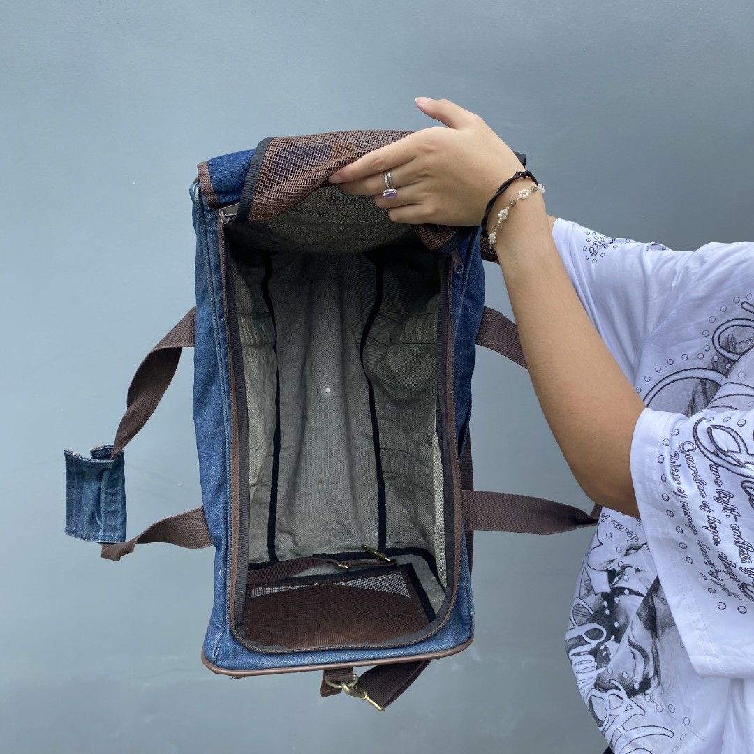 Pet Carrier from Japan (Category: Camera Bags & Carriers) located in San Fernando. Submitted by misikaye (Listing ID 1461947676, Image 2). Description: Length: 20 inches Width: 12 inches Base width: 10 inches Issue: Nawawala footing sa loob kaya malamya, need magDIY ng tapakan ng fur baby nyo sa loob para maging stable sya.