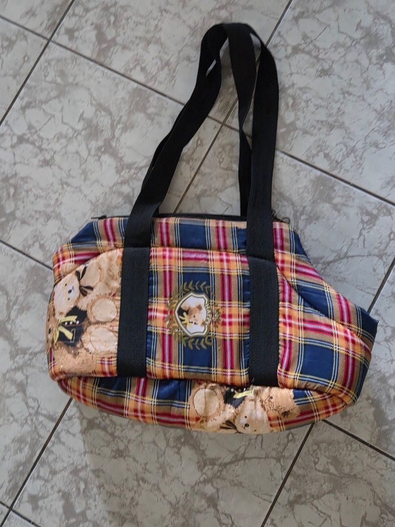Pet carrier small (Category: Homes & Other Pet Accessories) located in Caloocan City. Submitted by mluck (Listing ID 1461812674, Image 1). Description: pet carrier small.