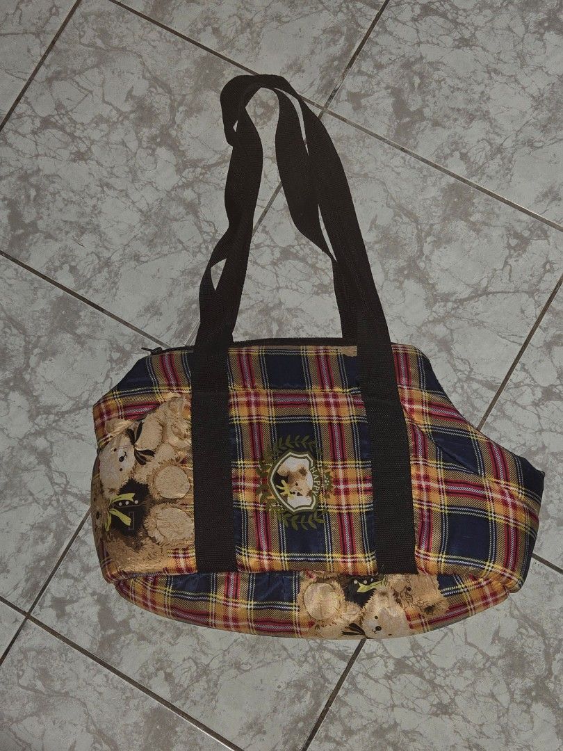 Pet carrier small (Category: Homes & Other Pet Accessories) located in Caloocan City. Submitted by mluck (Listing ID 1461812674, Image 2). Description: pet carrier small.