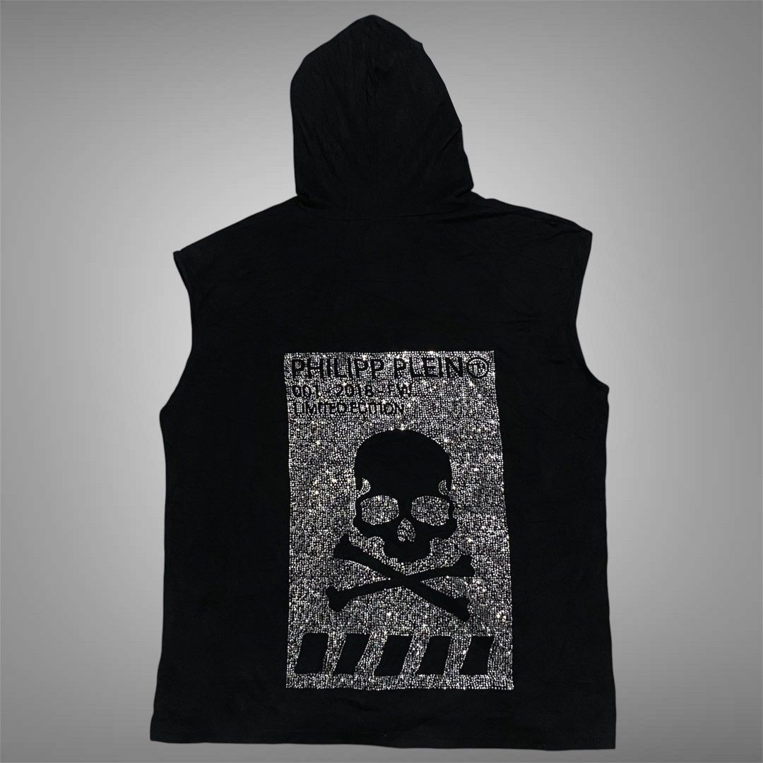 Philipp Plein (Category: Vests) located in Mabalacat. Submitted by stellargarments (Listing ID 1461835979, Image 1). Description: L - 27 W - 23 Condition - 9.5/10 Super ganda quality Ganda ng tela comfy sa skin Stretchy na medjo makapal tela angas! With Pocket Kumikinang Big Logo sa likod ✅necktag but cut washtags Smooth on skin fabric!! Need wash fresh from bale medj lukot pa.