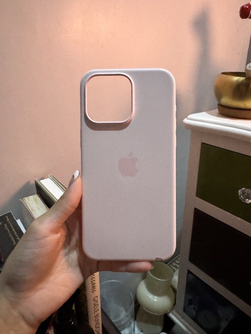 Pink Apple Magsafe Case Iphone 15 Pro Max (Category: Cases & Sleeves) located in Las Pinas. Submitted by theheartoverall (Listing ID 1461965000, Image 1). Description: - has some issues na (see pics) - rfs need funds - auth (shows pink display when placed on phone).