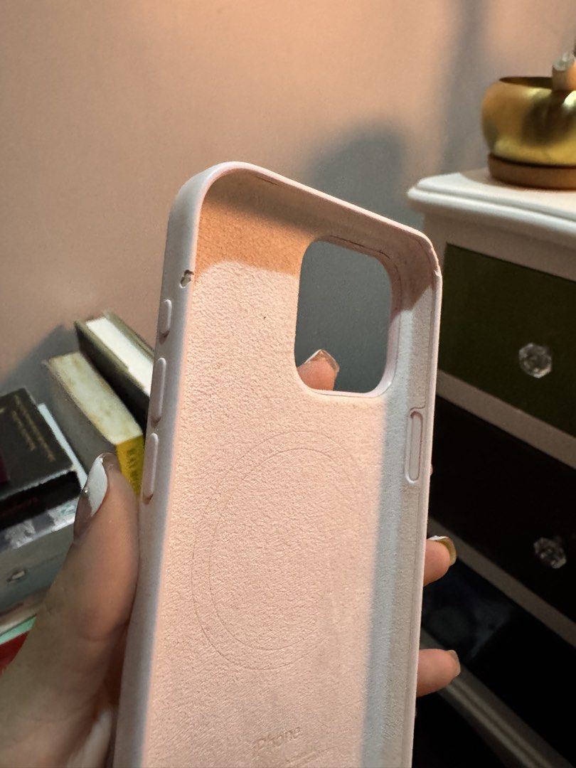 Pink Apple Magsafe Case Iphone 15 Pro Max (Category: Cases & Sleeves) located in Las Pinas. Submitted by theheartoverall (Listing ID 1461965000, Image 3). Description: - has some issues na (see pics) - rfs need funds - auth (shows pink display when placed on phone).