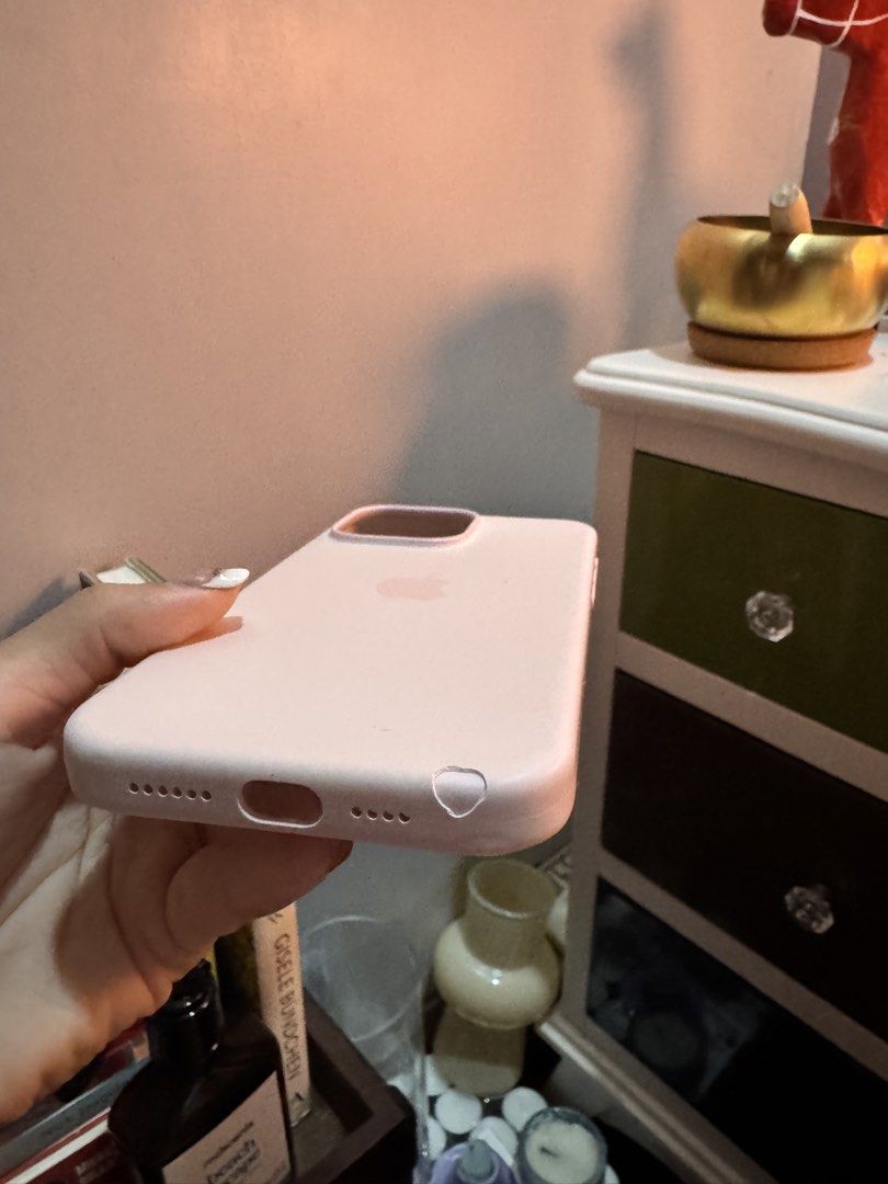 Pink Apple Magsafe Case Iphone 15 Pro Max (Category: Cases & Sleeves) located in Las Pinas. Submitted by theheartoverall (Listing ID 1461965000, Image 2). Description: - has some issues na (see pics) - rfs need funds - auth (shows pink display when placed on phone).