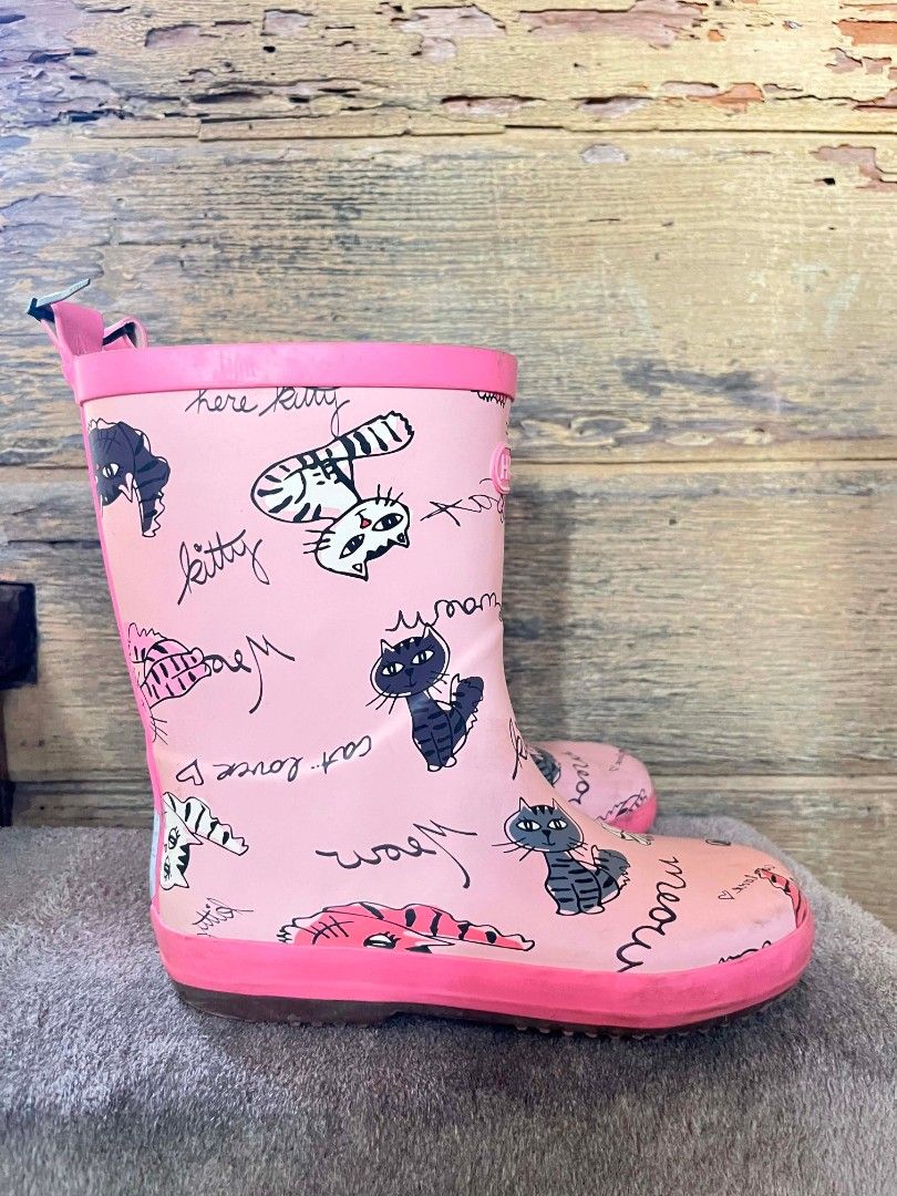 Pink Cat Print Rain Boots Size 32 (Category: Babies & Kids Fashion) located in Baroy. Submitted by laudecarlfe24 (Listing ID 1461897255, Image 1). Description: - Adorable pink rain boots with a fun all-over cat print. - Features "kitty" and "meow" text for extra cuteness. - Easy pull-on tabs at the top for convenient wear. - Marked with size 32 on the soles. - Made in China. - Ideal for keeping little feet dry and stylish on rainy days..