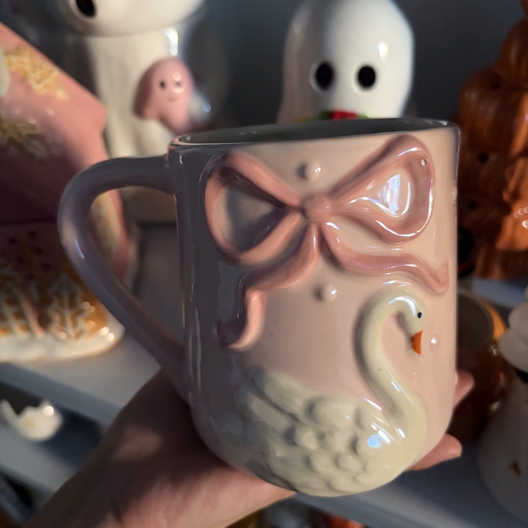 Pink Swan & Bow Mug (Category: Coffee & Tea Tableware) located in Manila. Submitted by itsandrea (Listing ID 1461929894, Image 2). Description: so pretty!! ✨🌷🦩🩰.