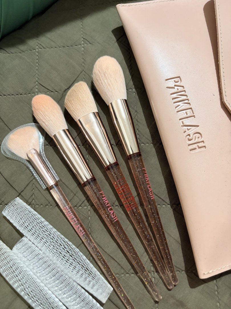 PINKFLASH Makeup Brush Set with Pouch (Category: Makeup) located in Manila. Submitted by finderskeepersmnl_092026 (Listing ID 1461967765, Image 2). Description: - Complete set of 4 PINKFLASH makeup brushes - Features dazzling glittery handles - Comes with a stylish pink pouch - Pouch securely snaps shut - Ideal for flawless makeup application.