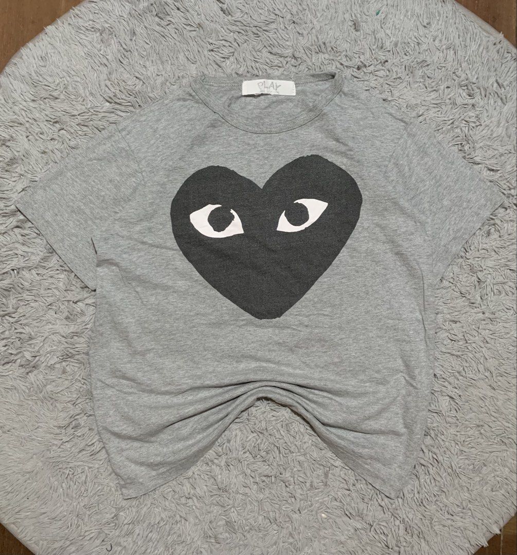 PLAY ( CDG ) grey shirt (Category: Luxury Apparel) located in Alcoy. Submitted by jeffalvara90142 (Listing ID 1461822515, Image 1). Description: PLAY ( CDG ) COMME DES GARCONS grey shirt ( single stitch all the way ) SIZE : small-medium Dimes:w:19/L:25 Condition: lightly used Color rate : 9/10 Issue: cut size tag on the neck tag .
