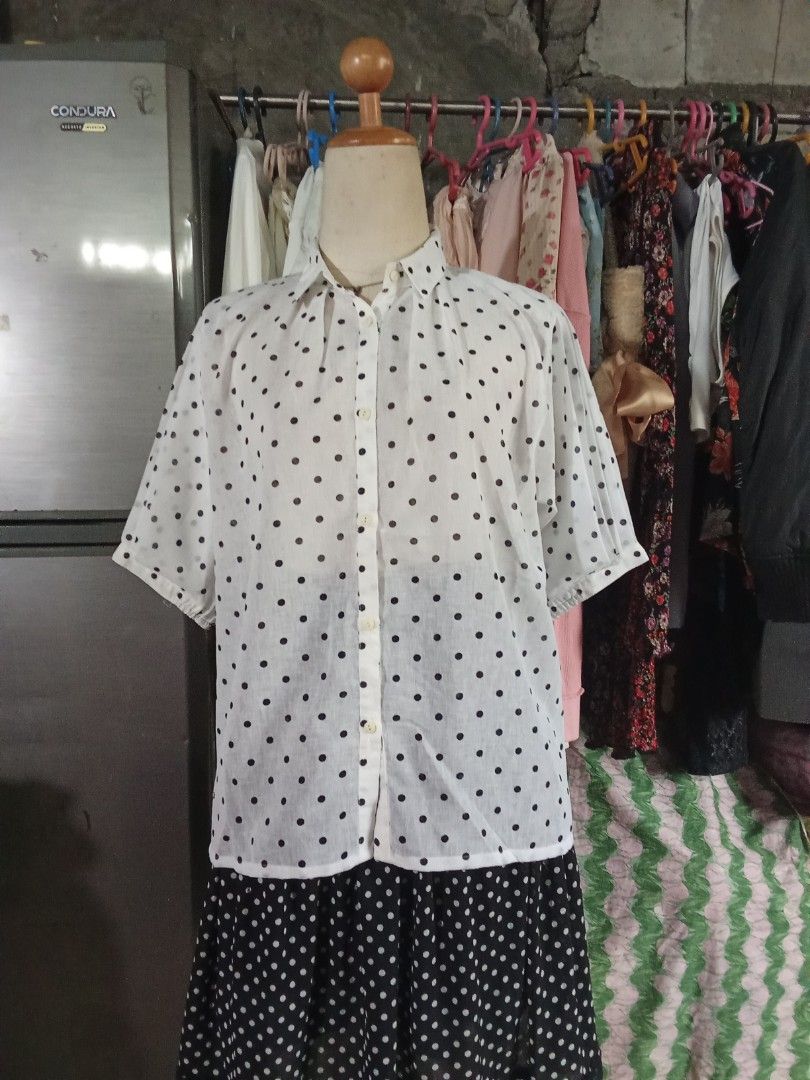 Polca dot polo blouse (Category: Blouses) located in Meycauayan. Submitted by midori021 (Listing ID 1461835228, Image 1). Description: L-XL pleated details sa sleeves.