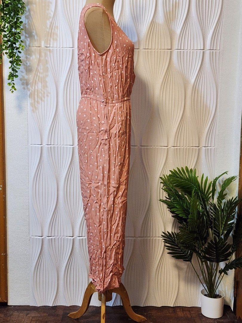 Polka jumpsuit Large (Category: Jumpsuits) located in Marikina City. Submitted by KanamiFinds (Listing ID 1461949923, Image 2). Description: Bust: up to 42 inches waist: 28 to 40 inches length: 50 inches from shoulders.