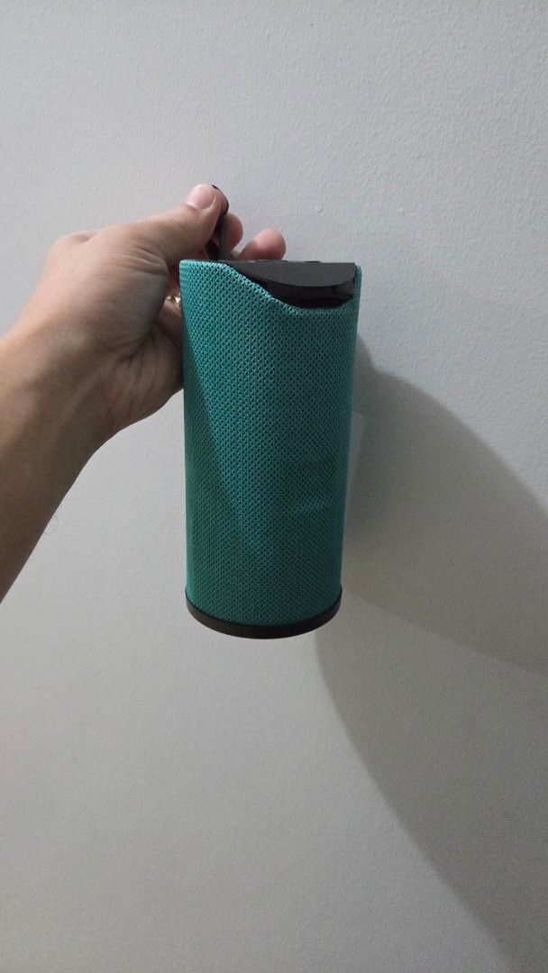 Portable Wireless Speaker with USB Playback and Splashproof (Category: Soundbars, Speakers & Amplifiers) located in Quezon City. Submitted by donbarero (Listing ID 1461823459, Image 1). Description: - Teal portable wireless speaker - Play music via Bluetooth - USB playback function - Built-in mic for hands-free calls - Splashproof design - 3-4 hours playing time - Comes with original box and packaging.