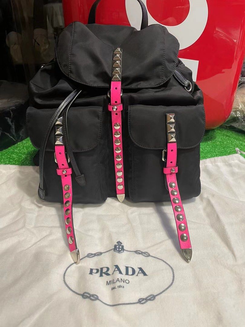 Prada backpack （分類：手袋及銀包）位於 Hong Kong。 由 tf.shops 提交（商品編號 1461869560，圖片 1）。簡介： 全新正品 原價$3xxxx guy set。