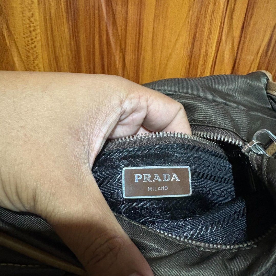 Prada messenger bag (Category: Luxury Bags & Wallets) located in Carmen. Submitted by aquarius.00 (Listing ID 1461951954, Image 2). Description: missing white tag lampo zip excellent.