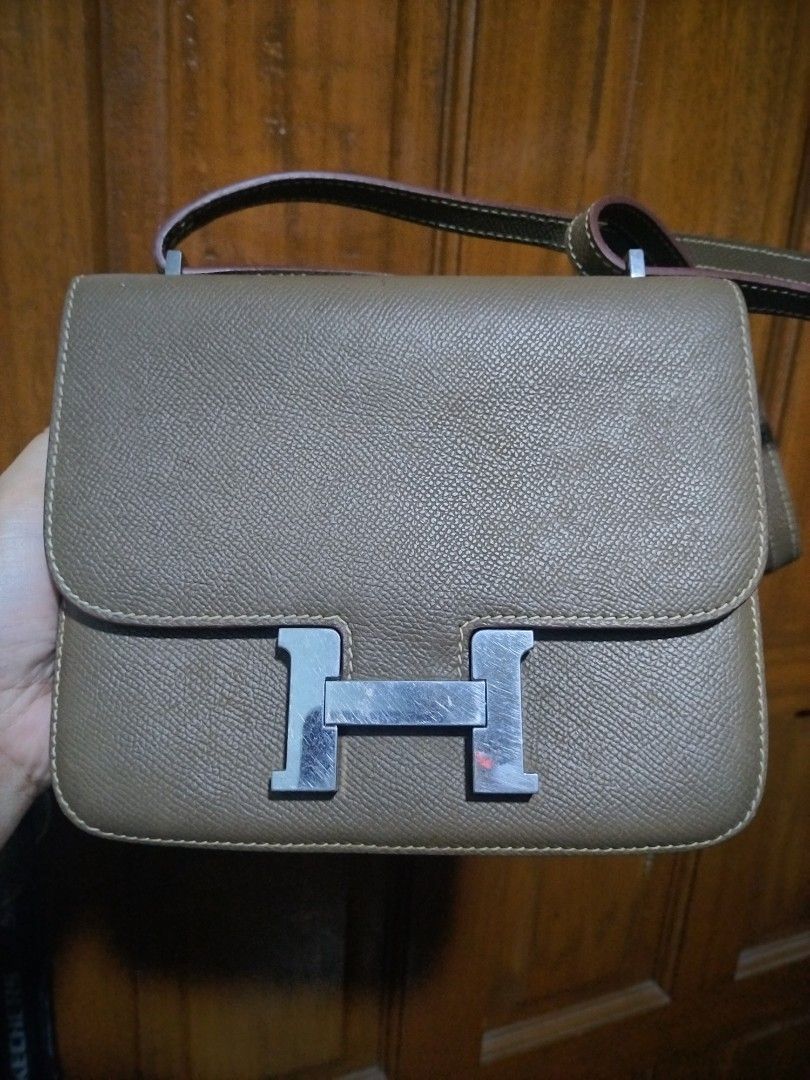 Preloved 2 in 1 H Bag (Category: Shoulder Bags) located in Taguig. Submitted by wearepreloved83 (Listing ID 1461906061, Image 1). Description: Preloved 2 in 1 H Bag Shoulder bag/Sling Bag Coded Good Condition Sign of usage Issue nasa pic na po pa zoom nalang po. Bawal sa maselan.