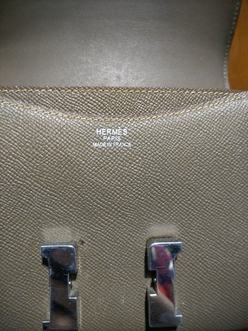 Preloved 2 in 1 H Bag (Category: Shoulder Bags) located in Taguig. Submitted by wearepreloved83 (Listing ID 1461906061, Image 3). Description: Preloved 2 in 1 H Bag Shoulder bag/Sling Bag Coded Good Condition Sign of usage Issue nasa pic na po pa zoom nalang po. Bawal sa maselan.