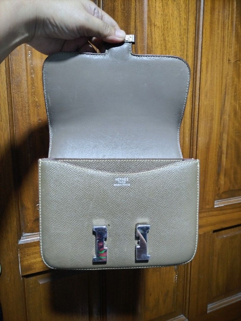 Preloved 2 in 1 H Bag (Category: Shoulder Bags) located in Taguig. Submitted by wearepreloved83 (Listing ID 1461906061, Image 2). Description: Preloved 2 in 1 H Bag Shoulder bag/Sling Bag Coded Good Condition Sign of usage Issue nasa pic na po pa zoom nalang po. Bawal sa maselan.