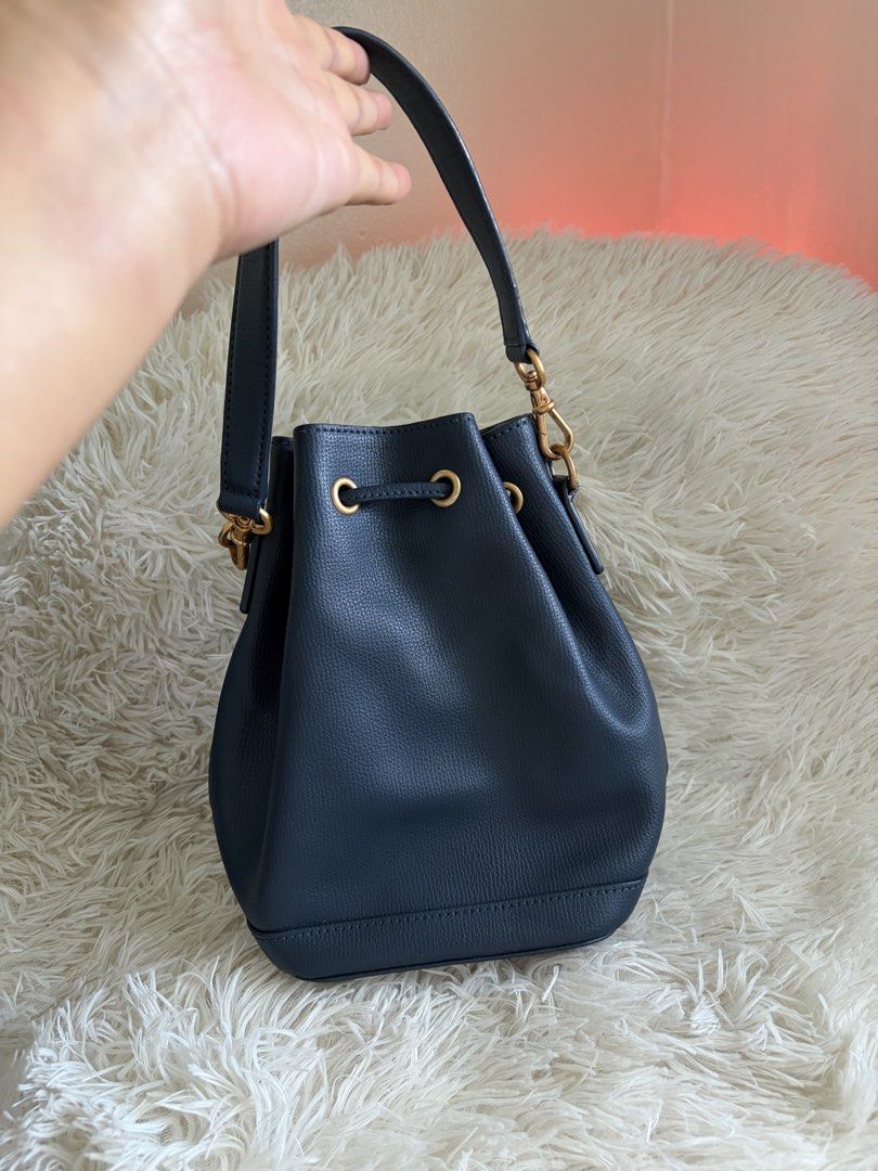 Preloved Couronne bucket handbag (Category: Purses & Pouches) located in General Mariano Alvarez. Submitted by maxiscollections (Listing ID 1461952579, Image 2). Description: Preloved Couronne bucket handbag Small size Leather.