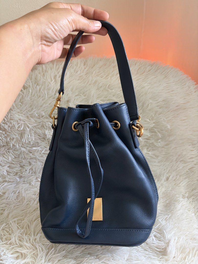 Preloved Couronne bucket handbag (Category: Purses & Pouches) located in General Mariano Alvarez. Submitted by maxiscollections (Listing ID 1461952579, Image 1). Description: Preloved Couronne bucket handbag Small size Leather.