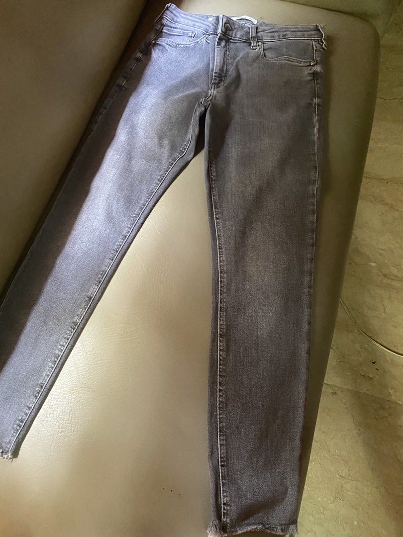 Preloved grayish denim Mango jeans (Category: Jeans) located in Paranaque City. Submitted by sarlicapclothing (Listing ID 1461806218, Image 1). Description: Waistline- (29-30) Stretchable.