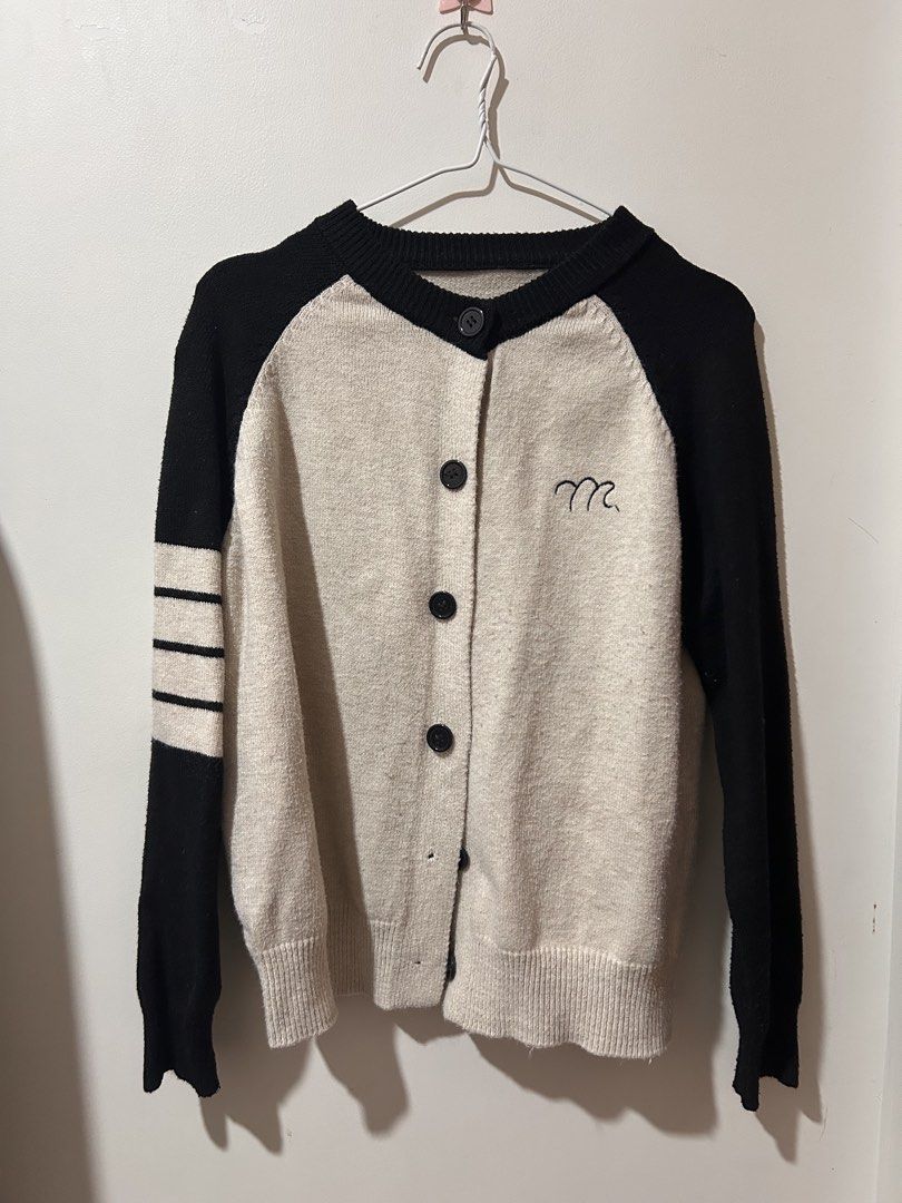 PRE-lOVED KNITTED CARDIGANS (Category: Coats, Jackets and Outerwear) located in Bambang. Submitted by luviess_ (Listing ID 1461863313, Image 1). Description: 150 Each.
